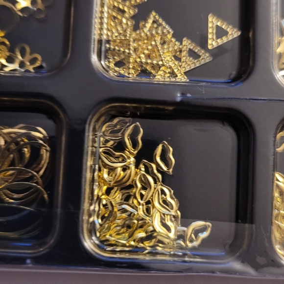 Gold and silvertone nail art kits and designs - Picture 13 of 16